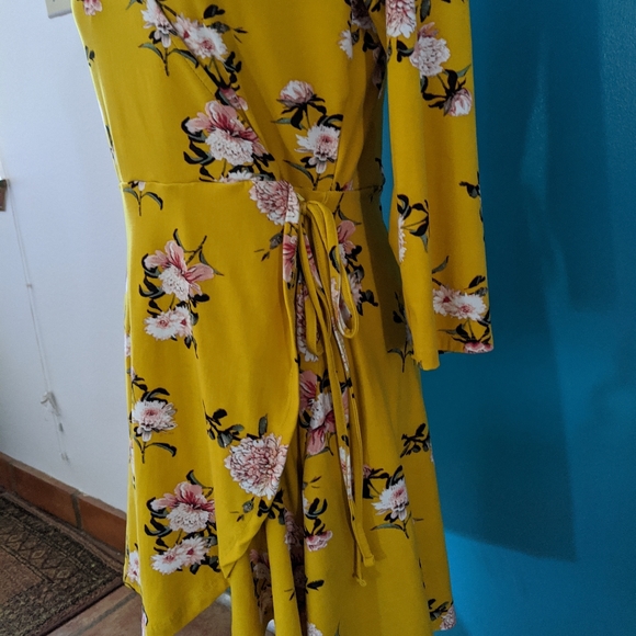 Faux wrap mini dress - Picture 3 of 6